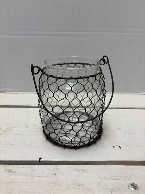 Candelabro de vidrio rústico con diseño y mango de alambre de pollo de metal Foto 1 de 4