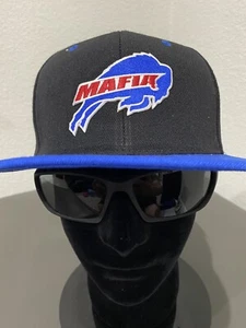 BUFFALO BILLS MAFIA BORDADO LOGO GORRA GORRA SNAPBACK AJUSTABLE BILLETE PLANO NUEVO - Imagen 1 de 7