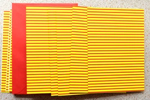 10 x A6 a rayas rojas sobre amarillo tarjeta plegable única espacios en blanco 148 x 105 mm y rojo envs NUEVO - Imagen 1 de 1