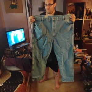 Wrangler Rugged Wear Relaxed Fit Fits Over Boots Jeans Men’s 48”x32” NWT - Picture 1 of 2
