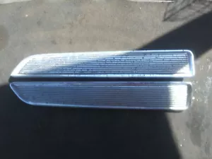1968 Plymouth Barracuda Hood Ornament Louvers /Pair. (used) - Foto 1 di 11