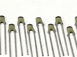5 Stück HF-Kondensatoren Keramik radial bedrahtet 22pF 100V (M2134) - Picture 1 of 5