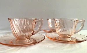 Juego De 4 Tazas Y Platillos De Vidrio Depresión De Remolino Rosa De Colección Años 30 Encantador - Imagen 1 de 7