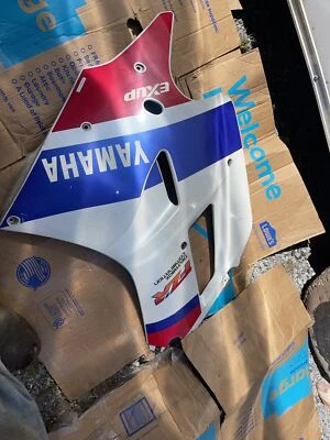 Cubierta de carenado de panel medio derecho original Yamaha 1991-1995 FZR1000 Foto 1 de 4