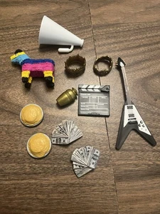 Wrestling Figur Zubehör Lot Gitarre Bullhorn Pinata Kronen Film Clip Geld - Bild 1 von 5