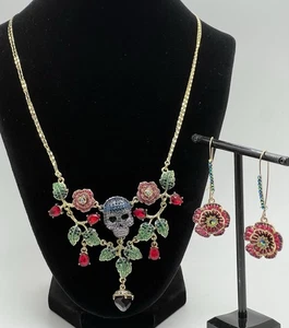 Betsey Johnson “Jardín del Exceso” Babero Declaración Collar Calavera/Flores Halloween - Imagen 1 de 6