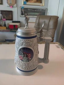 AVON AMERICA THE BEAUTIFUL 1998 cerveza con tapa grande Stein Lady Liberty con caja - Imagen 1 de 6