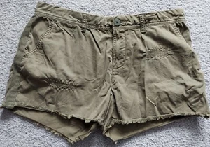 WOMEN'S TIME AND TRU OLIVE GREEN STRETCH CASUAL DISTRESSED SHORTS SIZE 12 - Imagen 1 de 6