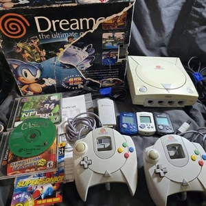 Dreamcast Sega HKT-3020 Konsole mit Box 2 Fernbedienungen 3 Memory Card Spiele funktionstüchtig - Bild 1 von 12
