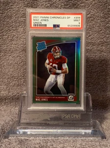 2021 Panini Chronicles Mac Jones 209 Rookie Green PSA 9 OTTIME CONDIZIONI LOW POP 5 - Foto 1 di 2