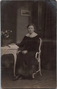 RPPC antica cartolina donna seduta abito nero libro ritratto 1918 Idaho KL1 - Foto 1 di 2