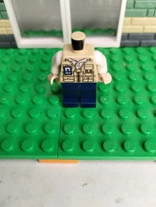 Lego Jurassic World Vet Minifigure jw016 No Hat Or Head 75919 - Picture 1 of 2