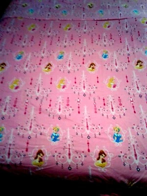 Sábana bajera rosa princesa Disney 88" x 78" con las tres princesas Foto 1 de 4