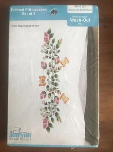 Fundas de almohada estampadas Janlynn Needlecraft rosas y mariposas nuevo paquete de 2 - Imagen 1 de 3