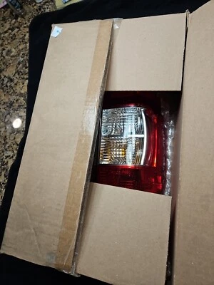 Nuevo conjunto de lámpara trasera izquierda genuina Nissan NV1500 NV2500 NV3500 NUEVO OEM Foto 1 de 2