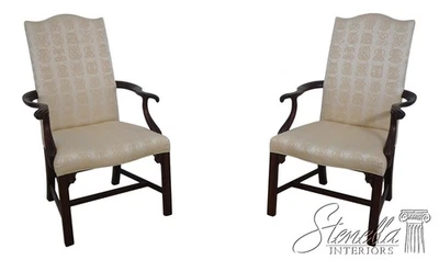 70995: Par de sillones HENKEL HARRIS tapizados de caoba con respaldo alto para host Foto 1 de 4