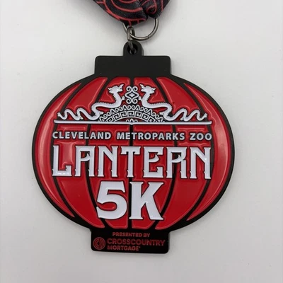 Cleveland Metroparks Zoo Lantern medalla 5K con cordón Foto 1 de 4