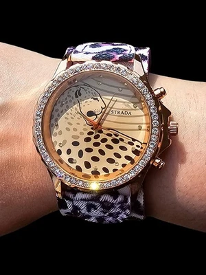 Reloj para mujer con estampado de leopardo, tono dorado, correa de leopardo púrpura Foto 1 de 4