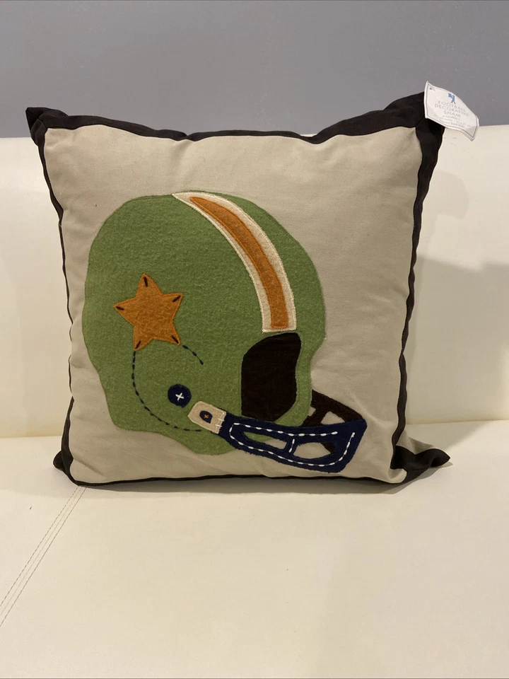 Falsa decorativa de fútbol Pottery Barn para niños / inserto incluido 20X20 Foto 1 de 4