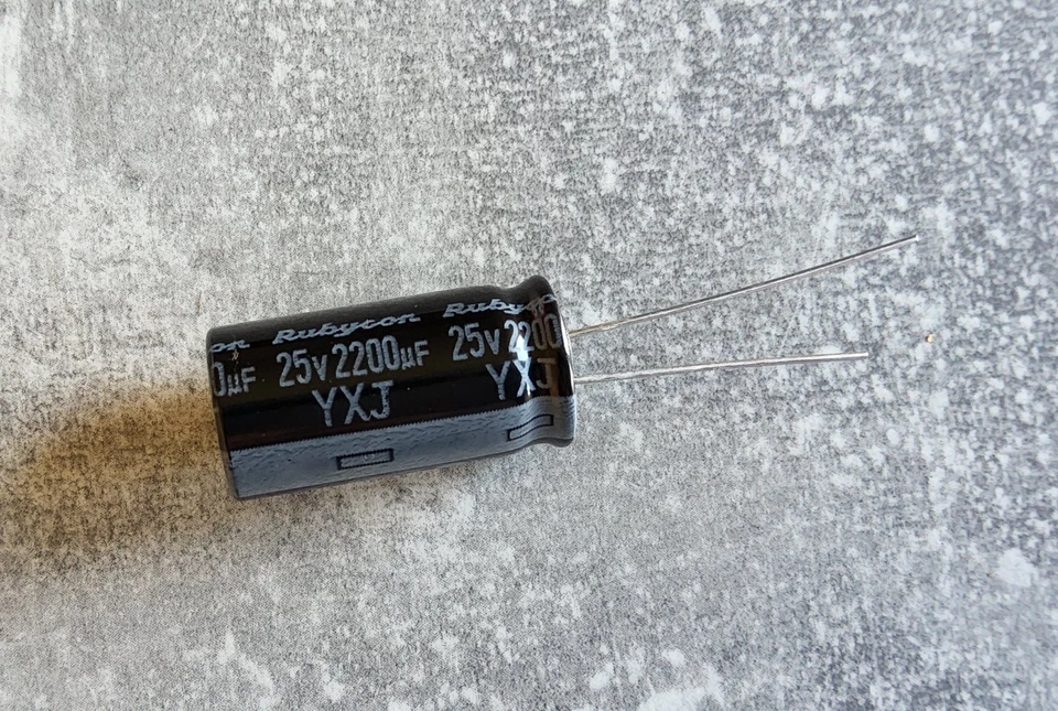 Rubycon 2200uF 25V 105°C ELKO Kondensator Radial Menge Wählbar 1-10 Stück - Bild 1 von 1