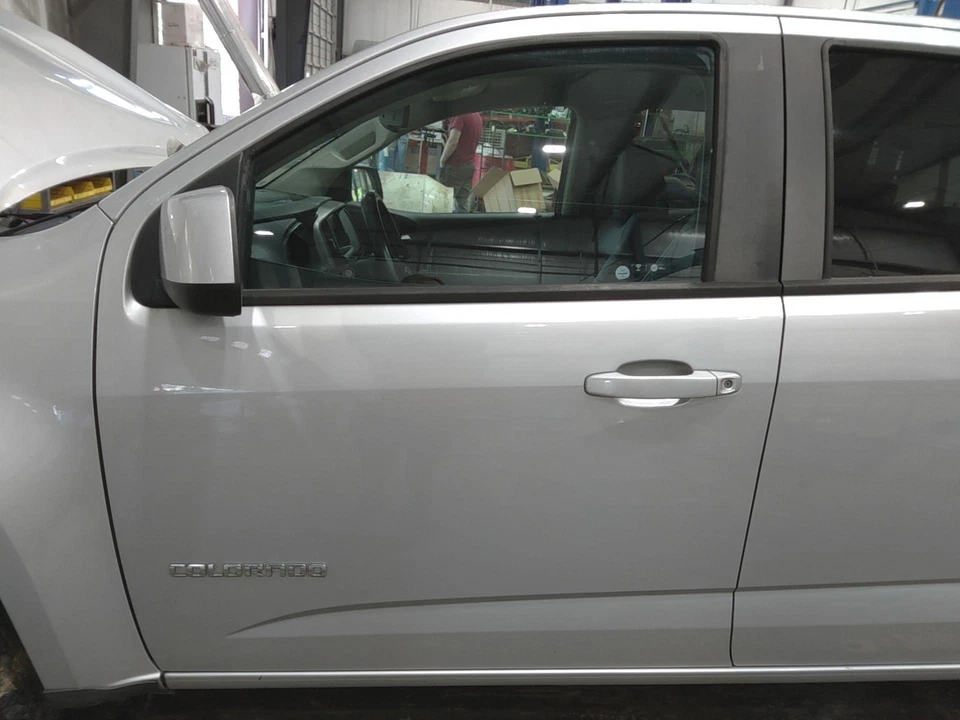 Conjunto de puerta delantera izquierda Chevy Colorado 18-22 lado del conductor plateado GAN OEM Foto 1 de 1
