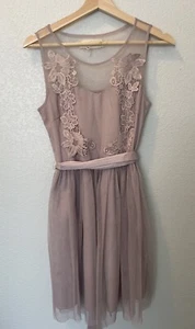 Vestido a'reve Anthropologie Línea A Encaje Malla Apliques Malva Taupe M Corbata Cintura - Imagen 1 de 8