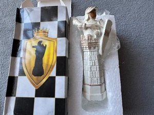 Harry Potter Geek Gear Wizardry Deluxe Castle Schachfigur Resin mit Schild RAR - Bild 1 von 2