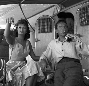 Sophia Loren and Frank Sinatra The Pride and the Passion 1957 OLD PHOTO - Picture 1 of 1