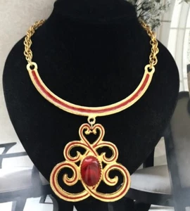 Collar Colgante Cabujón Esmalte Rojo LES BERNAR Tono Dorado Diseñador Grueso ¡RARO!  - Imagen 1 de 4