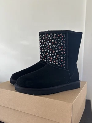 Женские UGG классический короткие гвоздики II ботинки размер 8 овчины замши новый в коробке черный - Изображение 1 из 4