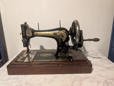 Antique Singer 27K Manual Hand-Crank Sewing Machine in Coffin Case - 1906 - Image 1 of 4