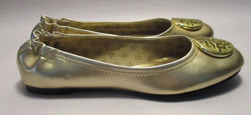 Fioni Gold Crest Mujer 8M Oro Medallón en los dedos de los pies Sin cordones Zapatos planos de ballet Foto 1 de 4