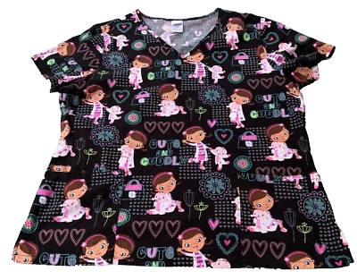 Blusa Médica Estampada Disney Grande Cuello en V Negra/Rosa Doc McStuffins Love Hearts Foto 1 de 4