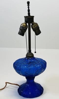 Lámpara de aceite de vidrio prensado azul cobalto americano rara floral y foliada. Electrificado Foto 1 de 4