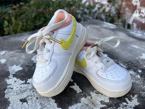 Nike Air Force 1 Kleinkind 5C Weiß Gelb Strike-Phantom DV2200-100 Neu  - Bild 1 von 13