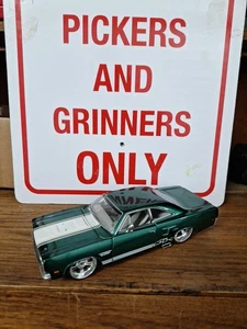 Maisto 1970 Plymouth GTX 1/24 Diecast Model Car Pre Owned - Picture 1 of 10