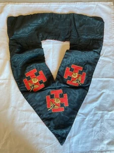 Collare massonico con stemma ricamato a mano 58x38 cm (H110) Come da foto - Foto 1 di 6