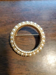 Crown Trifari Gold Tone Eternity Circle Pin Brooch with Faux Pearls Vintage 60s - Picture 1 of 3