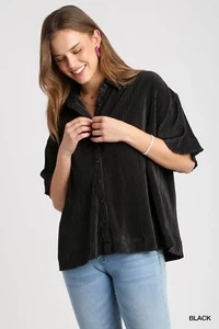 Umgee Damen Plissee Button-Down Kurzarm Hemd in Schwarz - Bild 1 von 5
