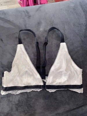 Bralette Victoria's Secret OffWhite Encaje con Terciopelo Cierre Frontal-MEDIO-SIN RELLENO Foto 1 de 4
