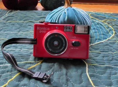 RED KONICA POP CAMERA w/ VINYL CASE BLACK VINTAGE 1980s 35mm - Image 1 of 4