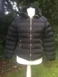 Damas Negro Edredón Chaqueta Blusa Cuello de Piel Imitada Lavado a Máquina Totalmente Nueva Venta - Imagen 1 de 2