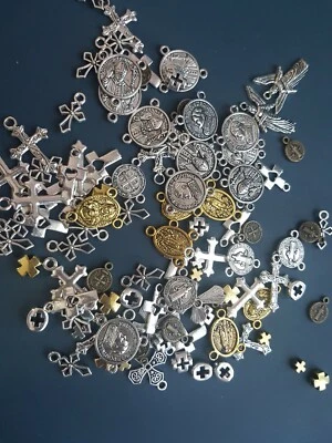 90 gr CHARMS misto CROCI charm CIONDOLI croce CROCIFISSO papa MEDAGLIETTE maria - Immagine 1 di 2