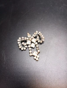Spilla vintage a forma di fiocco firmata Marianne con strass pendenti CARINA! - Foto 1 di 4