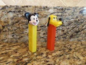 VINTAGE SET BESTEHEND AUS 2 PEZ-SPENDERN MICKEY MOUSE & PLUTO OHNE FÜSSE HERGESTELLT IN HOMG KONG - Bild 1 von 12