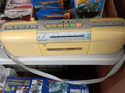 Винтажная кассета 1980-х Sharp Radio QT-50 желтая «Очень странные дела», ОТЛИЧНАЯ - Изображение 1 из 4
