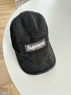 Boné de acampamento Supreme New York veludo preto SS22 - Imagem 1 de 4