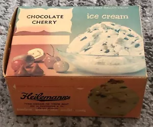 Scatola gelato vintage Heilemann's cioccolato ciliegia mezzo gallone anni 50 originale - Foto 1 di 11