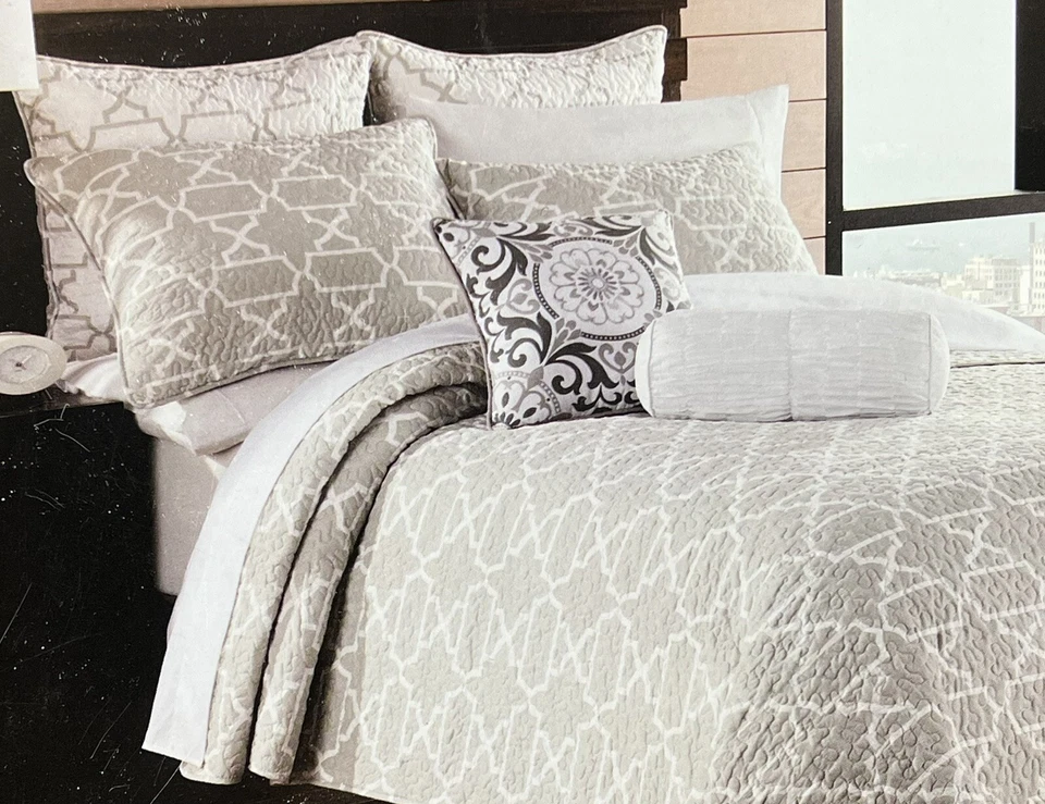 JUEGO DE EDREDÓN MAX STUDIO GRIS QUATREFOIL QUEEN COMPLETO CON 2 ALMOHADAS FALSAS Foto 1 de 1