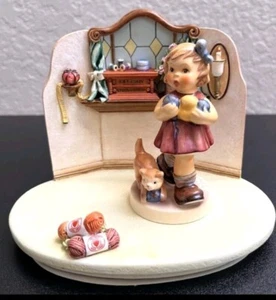Juego de 2 piezas Goebel Hummel "Abeja Acolchadora" Coleccionistas Escape Pequeña Tejedora Niña Gata - Imagen 1 de 4